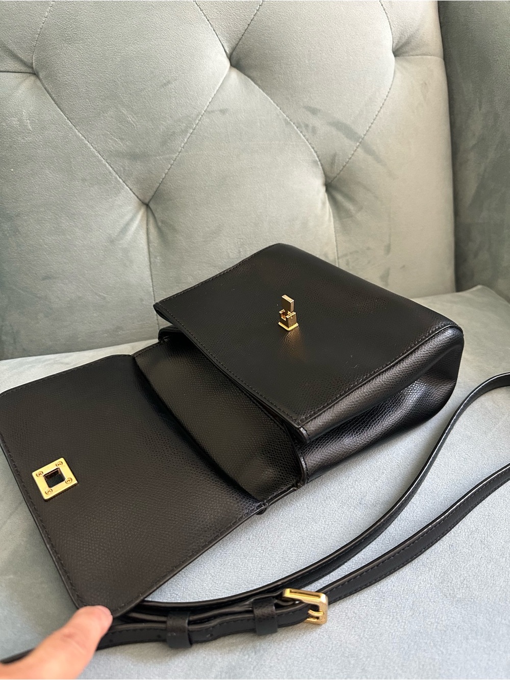 Ralph Lauren Black Leather Shoulder Bag with Gold Hardware - Picture 9 of 13